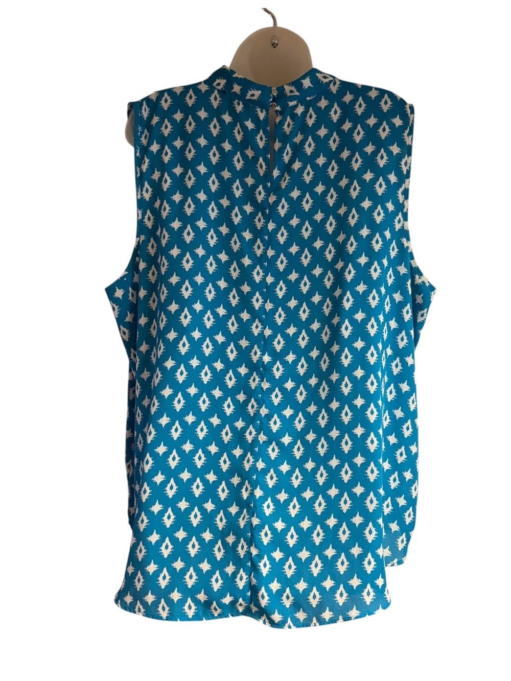 Sami & Jo Sleeveless V-Neck Top with Choker Like Detail PLUS: 2X/3X #Y - Picture 4 of 9